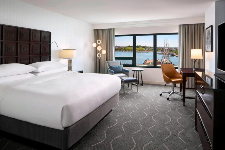 Baltimore Renaissance Harborplace Hotel bedroom